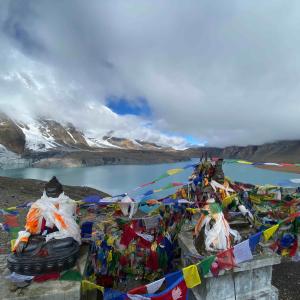 Tilicho-lake-prayers-flag- 